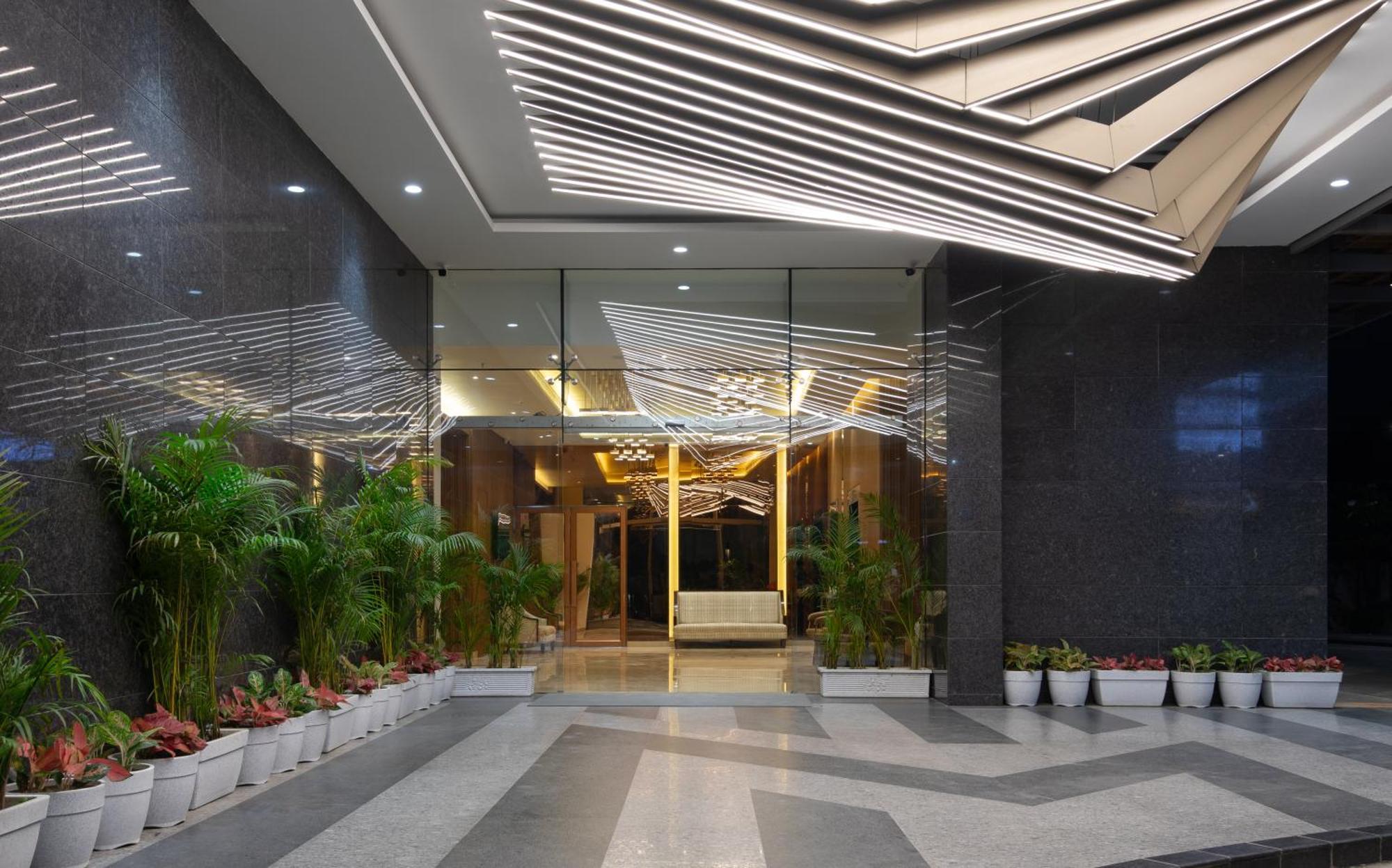 Hometel Alambagh Lucknow - A Sarovar Hotel Zewnętrze zdjęcie