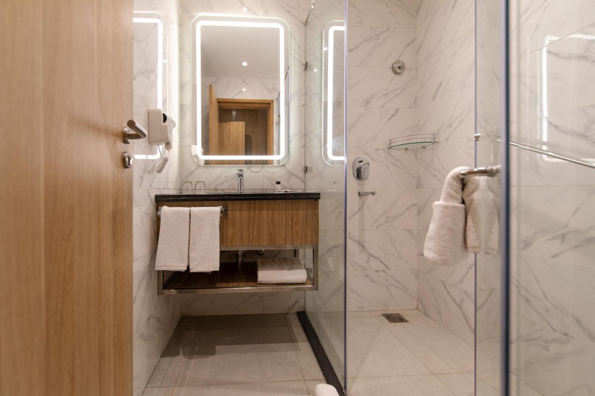 Hometel Alambagh Lucknow - A Sarovar Hotel Zewnętrze zdjęcie