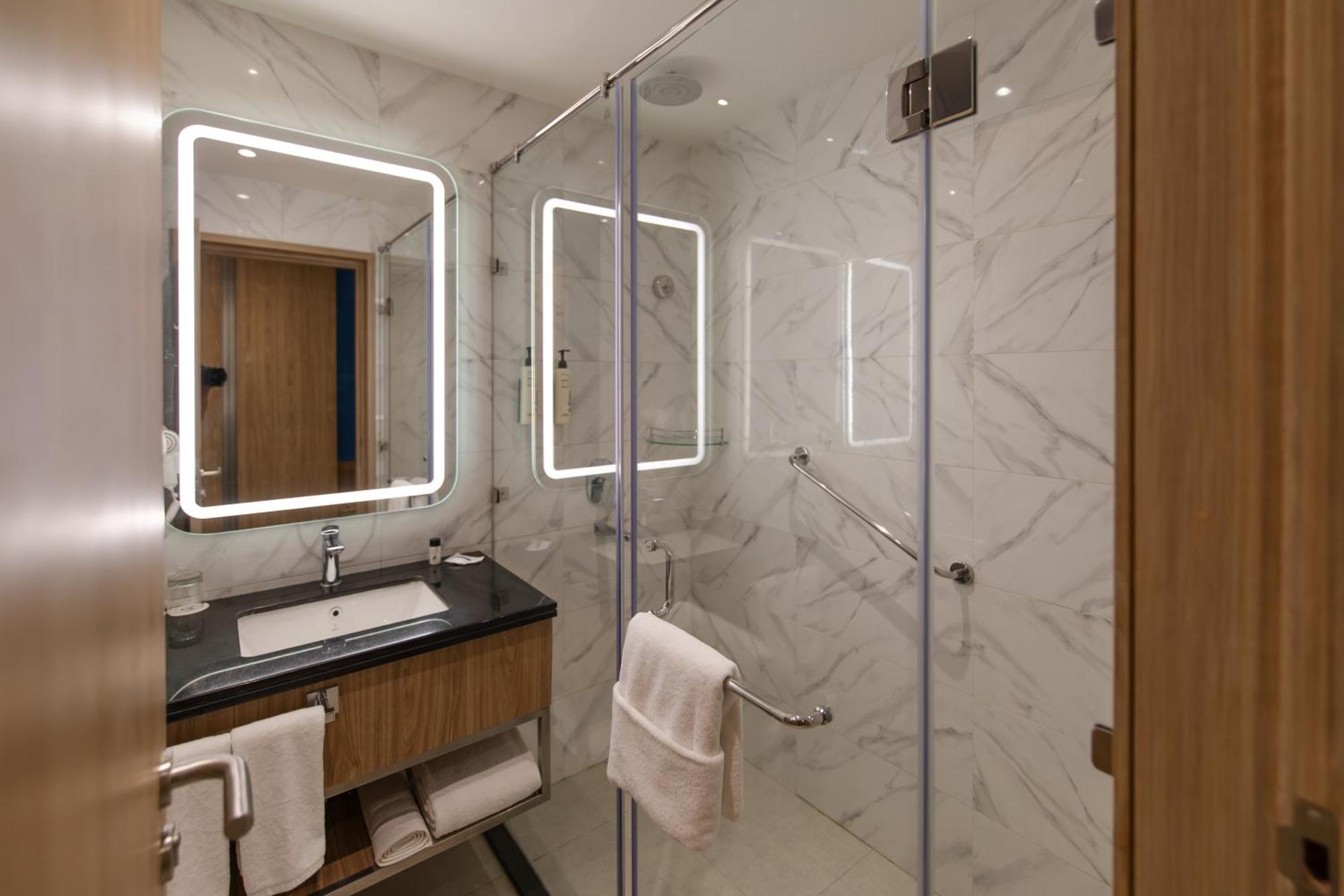 Hometel Alambagh Lucknow - A Sarovar Hotel Zewnętrze zdjęcie