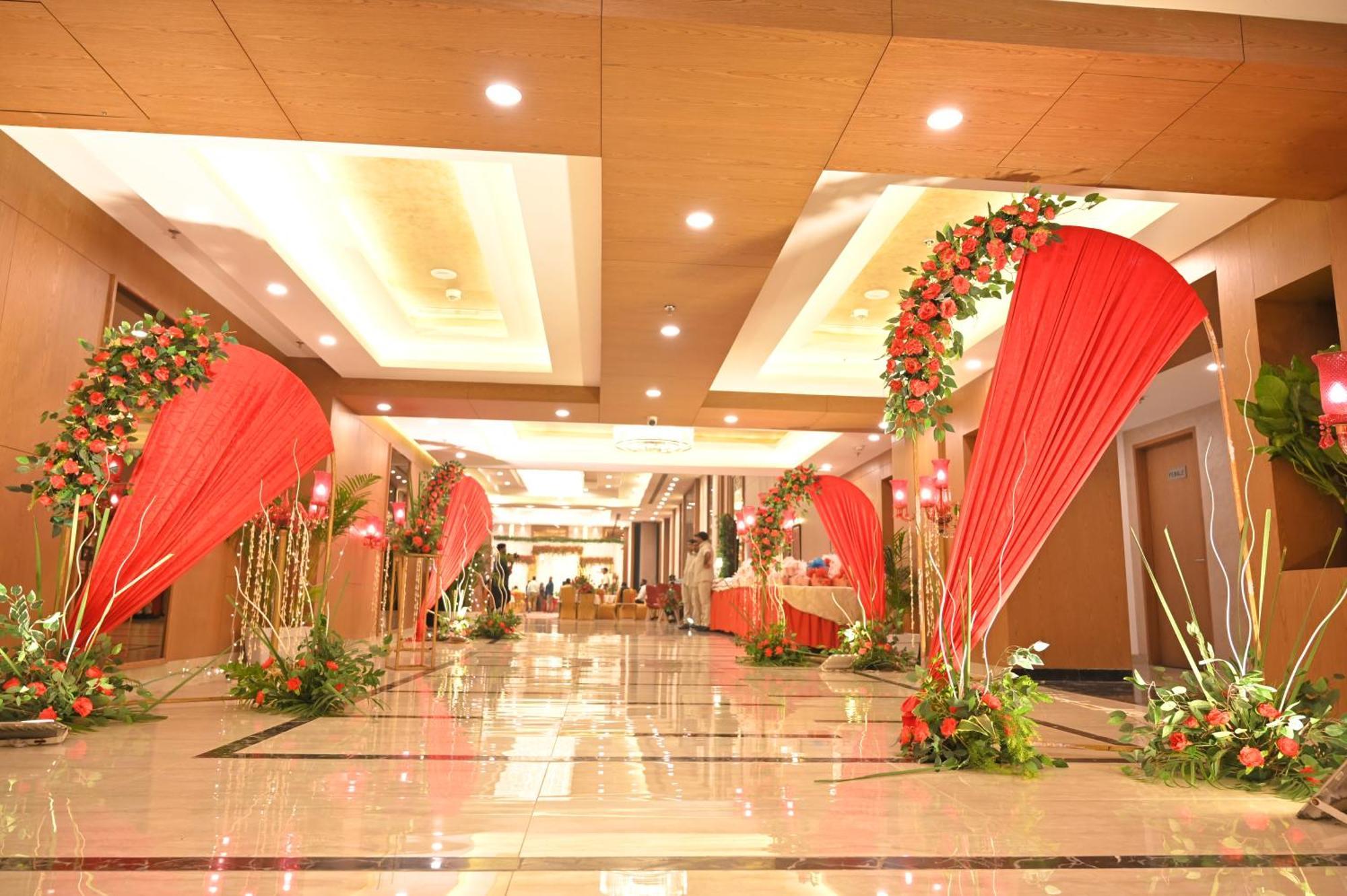 Hometel Alambagh Lucknow - A Sarovar Hotel Zewnętrze zdjęcie