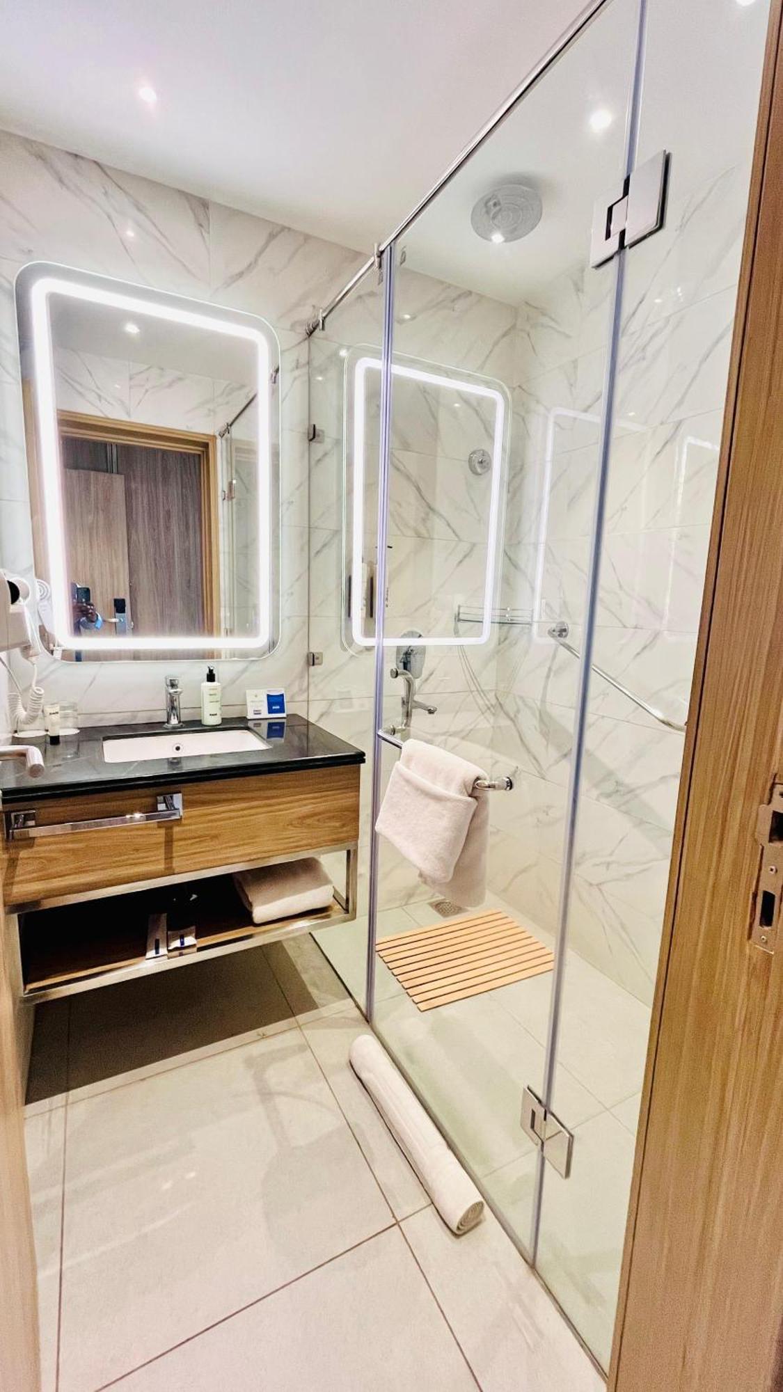 Hometel Alambagh Lucknow - A Sarovar Hotel Zewnętrze zdjęcie